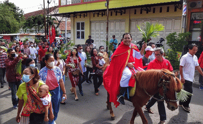 Umat Katolik Paroki St Theresia Bongsari Semarang, Jawa Tengah, kembali menggelar arak-arakan merayakan Minggu Palma.