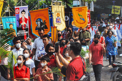 Umat Katolik Paroki St Theresia Bongsari Semarang, Jawa Tengah, kembali menggelar arak-arakan merayakan Minggu Palma.