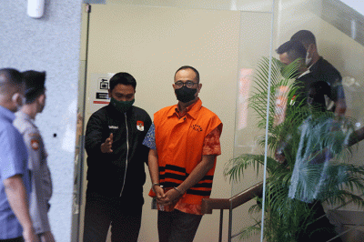 Mantan pejabat Direktorat Jenderal Pajak (DJP) Kementerian Keuangan Rafael Alun Trisambodo usai menjalani pemeriksaan dan ditetapkan tersangka.