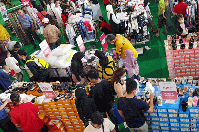Pengunjung saat memilih pakaian yang dijual diskon di Pusat Perbelanjaan, Jakarta, Minggu (2/4/2023).