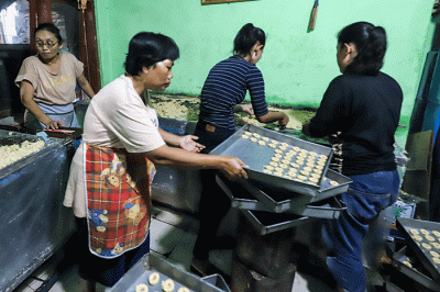 Pekerja menyelesaikan pembuatan kue kering di kawasan Kwitang, Jakarta Pusat, Senin (3/4/2023).