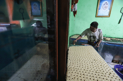 Pekerja menyelesaikan pembuatan kue kering di kawasan Kwitang, Jakarta Pusat, Senin (3/4/2023).