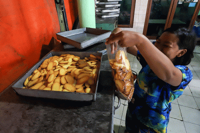 Pekerja menyelesaikan pembuatan kue kering di kawasan Kwitang, Jakarta Pusat, Senin (3/4/2023).