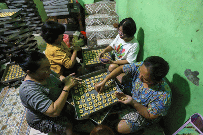Pekerja menyelesaikan pembuatan kue kering di kawasan Kwitang, Jakarta Pusat, Senin (3/4/2023).