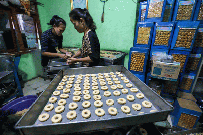 Pekerja menyelesaikan pembuatan kue kering di kawasan Kwitang, Jakarta Pusat, Senin (3/4/2023).