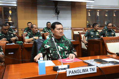 Panglima TNI Laksamana TNI Yudo Margono (kiri) bersama Wakil Menteri Pertahanan M. Herindra (kanan) saat mengikuti rapat kerja bersama Komisi I DPR.