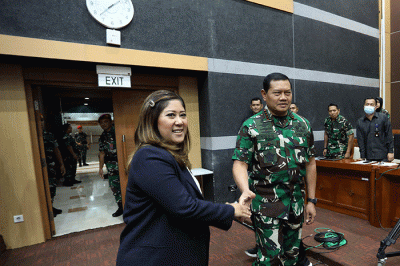 Panglima TNI Laksamana TNI Yudo Margono (kiri) bersama Wakil Menteri Pertahanan M. Herindra (kanan) saat mengikuti rapat kerja bersama Komisi I DPR.