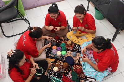 Sejumlah warga binaan tengah mengaji dan menyulam produk kerajinan tangan di Rumah Tahanan Kelas I Makassar, Selasa (4/4/2023).