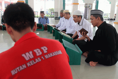Sejumlah warga binaan tengah mengaji dan menyulam produk kerajinan tangan di Rumah Tahanan Kelas I Makassar, Selasa (4/4/2023).