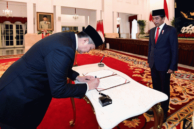 Presiden Joko Widodo melantik Rycko Amelza Dahniel sebagai Kepala Badan Nasional Penanggulangan Terorisme (BNPT) menggantikan Boy Rafli Amar.