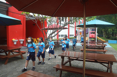 Kepala Sekolah (Head Teacher) SIS Semarang, Robert Davis saat meninjau proses kegiatan belajar mengajar siswa Singapore Intercultural School (SIS).