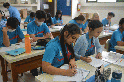 Kepala Sekolah (Head Teacher) SIS Semarang, Robert Davis saat meninjau proses kegiatan belajar mengajar siswa Singapore Intercultural School (SIS).