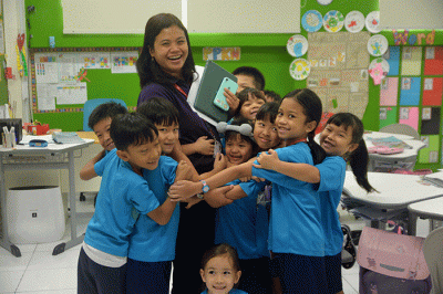 Kepala Sekolah (Head Teacher) SIS Semarang, Robert Davis saat meninjau proses kegiatan belajar mengajar siswa Singapore Intercultural School (SIS).
