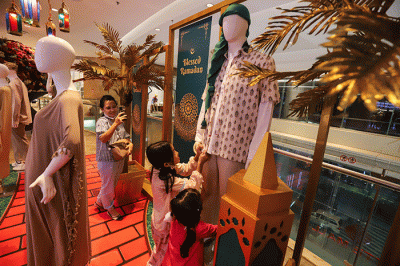 Pengunjung melihat dekorasi bertajuk Blessed Ramadan di Lotte Mal Jakarta, Selasa (4/4/2023).