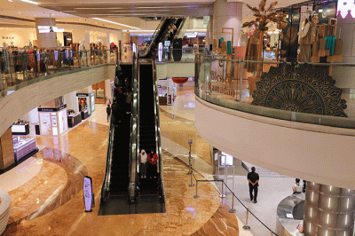 Pengunjung melihat dekorasi bertajuk Blessed Ramadan di Lotte Mal Jakarta, Selasa (4/4/2023).