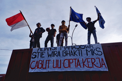 Ratusan mahasiswa menggelar aksi unjuk rasa menolak pengesahan Peraturan Pemerintah Pengganti Undang-undang (Perpu) Cipta Kerja di depan gedung DPRD Sulsel.