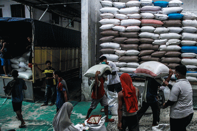 Aktivitas bongkar muat beras di PT Belitang Panen Raya Belitang 2, Karya Jaya, Kertapati, Palembang, Senin (3/4/2023).