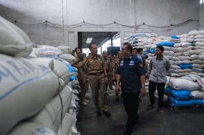 Aktivitas bongkar muat beras di PT Belitang Panen Raya Belitang 2, Karya Jaya, Kertapati, Palembang, Senin (3/4/2023).