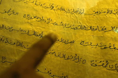 Warga melihat Al Quran dari daun lontar yang tersimpan di Masjid Jami Matraman, Jakarta Timur, Rabu (5/4/2023).