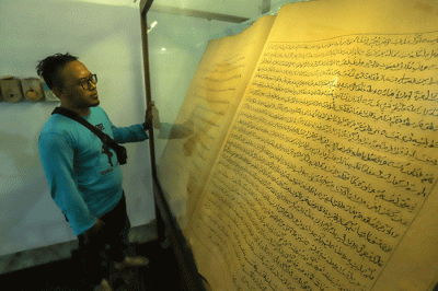 Warga melihat Al Quran dari daun lontar yang tersimpan di Masjid Jami Matraman, Jakarta Timur, Rabu (5/4/2023).