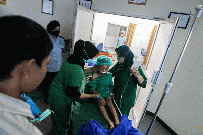 Orang tua Muhammad Abyan menjenguk anaknya usai melakulan operasi bibir sumbing gratis kerja sama MNC Peduli dan RSAU dr. Esnawan Antariksa di Halim.