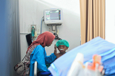 Orang tua Muhammad Abyan menjenguk anaknya usai melakulan operasi bibir sumbing gratis kerja sama MNC Peduli dan RSAU dr. Esnawan Antariksa di Halim.