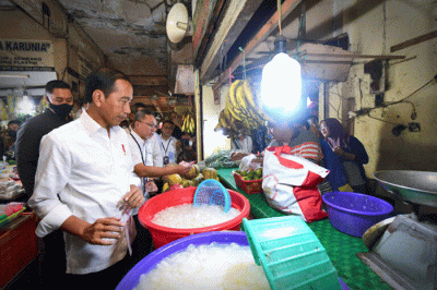 Presiden Joko Widodo meninjau aktivitas perdagangan yang berlangsung di Pasar Rawamangun, Jakarta, Rabu (5/4/2023).