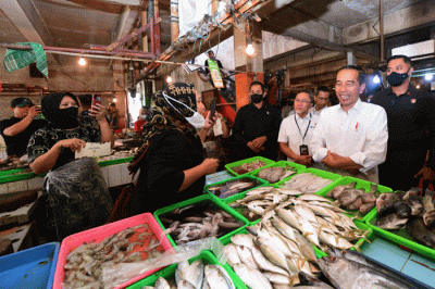 Presiden Joko Widodo meninjau aktivitas perdagangan yang berlangsung di Pasar Rawamangun, Jakarta, Rabu (5/4/2023).