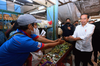 Presiden Joko Widodo meninjau aktivitas perdagangan yang berlangsung di Pasar Rawamangun, Jakarta, Rabu (5/4/2023).