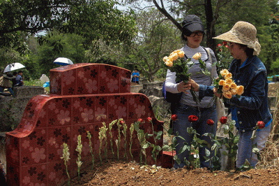 Warga keturunan Tionghoa melakukan ritual pada puncak tradisi Ceng Beng di Tempat Pamakaman Umum Talang Kerikil Palembang,  Rabu (5/4/2023).