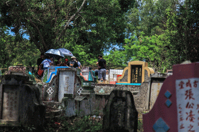 Warga keturunan Tionghoa melakukan ritual pada puncak tradisi Ceng Beng di Tempat Pamakaman Umum Talang Kerikil Palembang,  Rabu (5/4/2023).