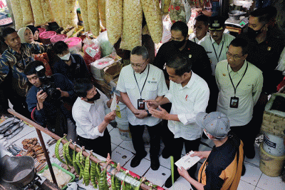 Presiden Joko Widodo dan Menteri Perdagangan Zulkifli Hasan blusukan ke Pasar Johar Baru, Jakarta Pusat, Rabu (5/4/2023).