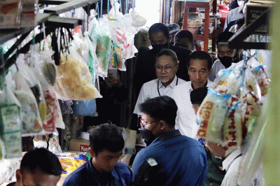 Presiden Joko Widodo dan Menteri Perdagangan Zulkifli Hasan blusukan ke Pasar Johar Baru, Jakarta Pusat, Rabu (5/4/2023).