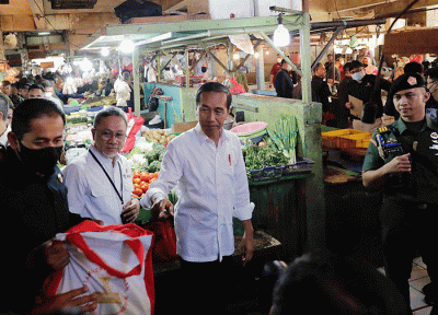 Presiden Joko Widodo dan Menteri Perdagangan Zulkifli Hasan blusukan ke Pasar Johar Baru, Jakarta Pusat, Rabu (5/4/2023).
