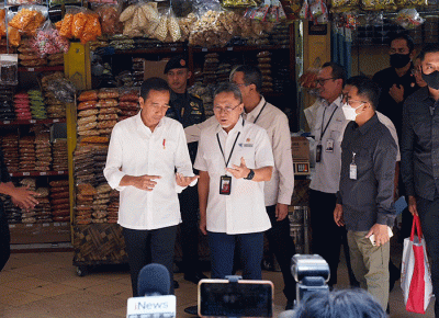 Presiden Joko Widodo dan Menteri Perdagangan Zulkifli Hasan blusukan ke Pasar Johar Baru, Jakarta Pusat, Rabu (5/4/2023).