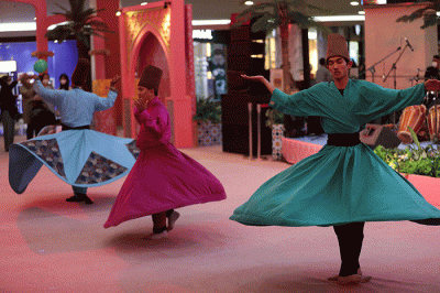 Seniman menampilkan rampak bedug pada Magestic Ramadan di Summarecon Mall Kelapa Gading (MKG), Jakarta, Rabu (5/4/2023).