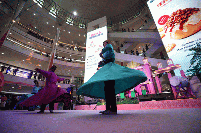 Seniman menampilkan rampak bedug pada Magestic Ramadan di Summarecon Mall Kelapa Gading (MKG), Jakarta, Rabu (5/4/2023).