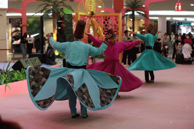 Seniman menampilkan rampak bedug pada Magestic Ramadan di Summarecon Mall Kelapa Gading (MKG), Jakarta, Rabu (5/4/2023).