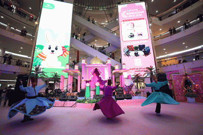 Seniman menampilkan rampak bedug pada Magestic Ramadan di Summarecon Mall Kelapa Gading (MKG), Jakarta, Rabu (5/4/2023).