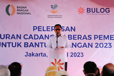 Penyaluran Program Bantuan Pangan di Komplek Pergudangan Bulog Kelapa Gading, Jakarta, Kamis (6/4/2023).