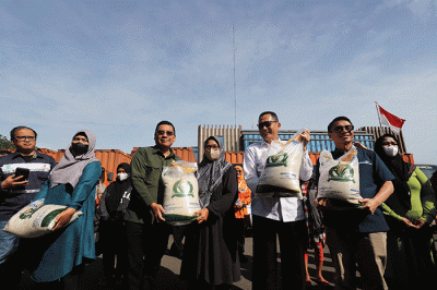 Penyaluran Program Bantuan Pangan di Komplek Pergudangan Bulog Kelapa Gading, Jakarta, Kamis (6/4/2023).