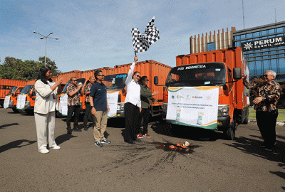 Penyaluran Program Bantuan Pangan di Komplek Pergudangan Bulog Kelapa Gading, Jakarta, Kamis (6/4/2023).