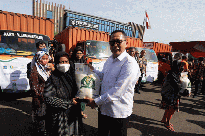 Penyaluran Program Bantuan Pangan di Komplek Pergudangan Bulog Kelapa Gading, Jakarta, Kamis (6/4/2023).