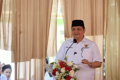 Menteri Koordinator Bidang Perekonomian Airlangga Hartarto saat mengunjungi Ponpes Raudhatul Tarbiyah dalam rangkaian kunjungan kerjanya di Purwakarta.