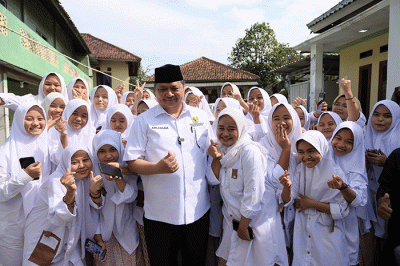 Menteri Koordinator Bidang Perekonomian Airlangga Hartarto saat mengunjungi Ponpes Raudhatul Tarbiyah dalam rangkaian kunjungan kerjanya di Purwakarta.
