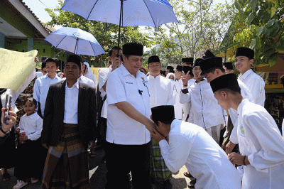 Menteri Koordinator Bidang Perekonomian Airlangga Hartarto saat mengunjungi Ponpes Raudhatul Tarbiyah dalam rangkaian kunjungan kerjanya di Purwakarta.