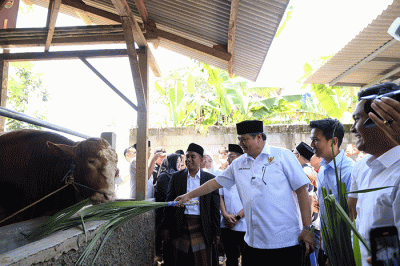 Menteri Koordinator Bidang Perekonomian Airlangga Hartarto saat mengunjungi Ponpes Raudhatul Tarbiyah dalam rangkaian kunjungan kerjanya di Purwakarta.