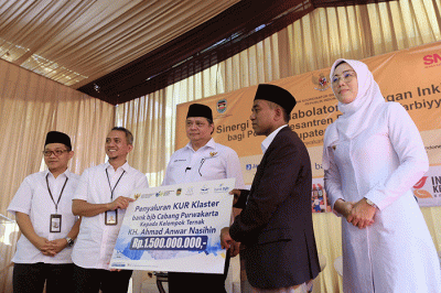 Menteri Koordinator Bidang Perekonomian Airlangga Hartarto saat mengunjungi Ponpes Raudhatul Tarbiyah dalam rangkaian kunjungan kerjanya di Purwakarta.