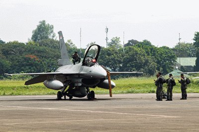 Pesawat tipe EMB-314 Super Tucano saat landing usai melakulan gladi bersih untuk persiapan HUT TNI AU ke-77 di Terminal Selatan, Halim Perdanakusuma.