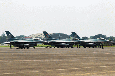 Pesawat tipe EMB-314 Super Tucano saat landing usai melakulan gladi bersih untuk persiapan HUT TNI AU ke-77 di Terminal Selatan, Halim Perdanakusuma.